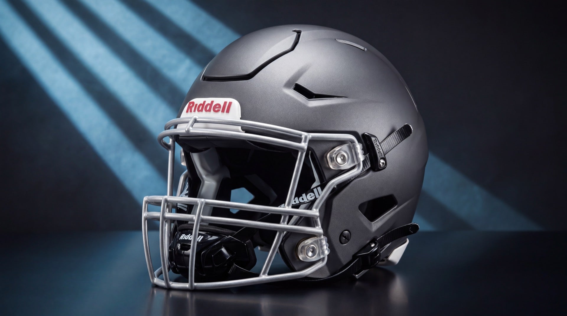 Riddell SpeedFlex football helmet in cold blue striped studio light, cover for the guide to choosing a football helmet in Europe