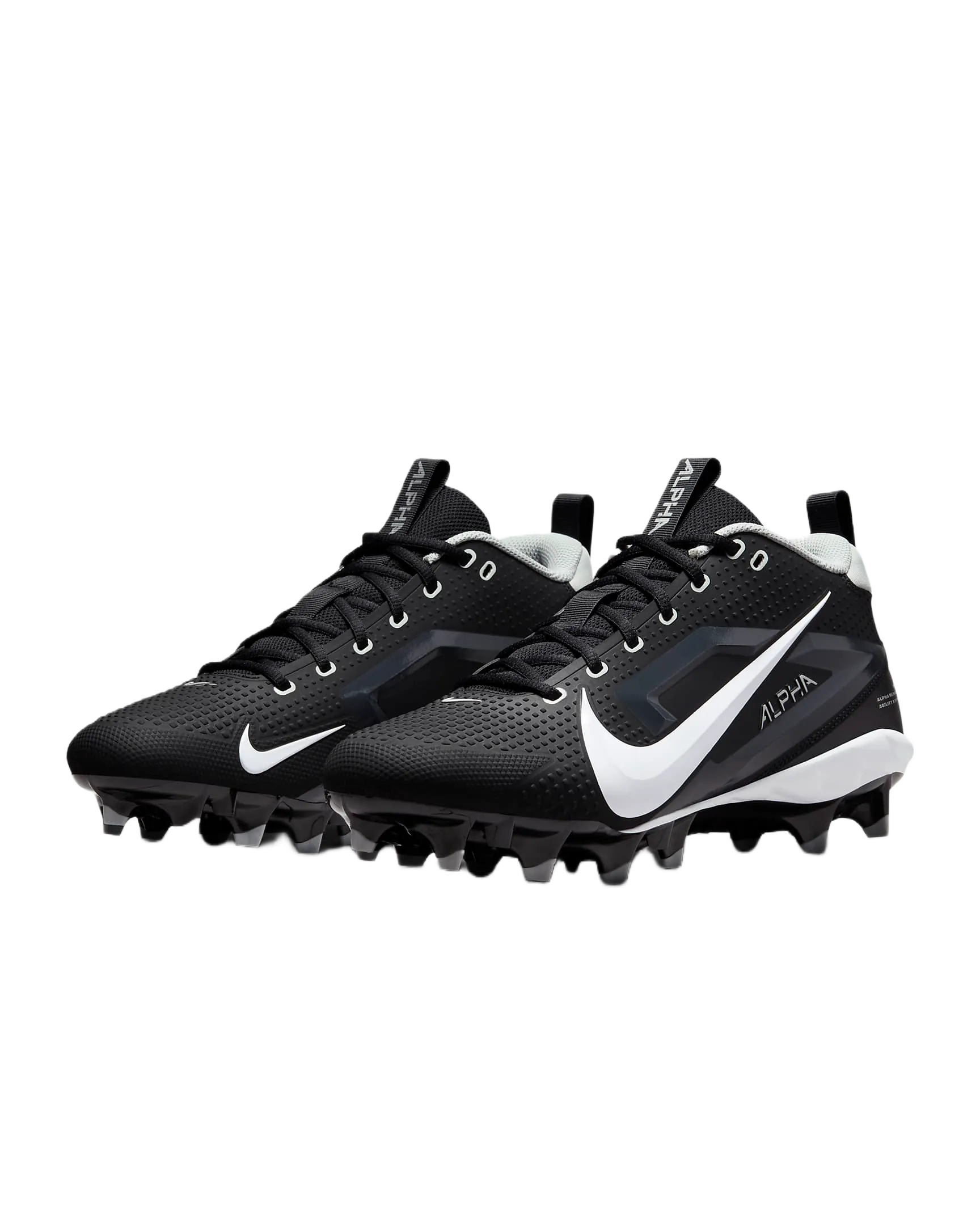 Nike Alpha Menace Varsity 4 svarta footballskor med vit swoosh och aggressiva greppdubbar.